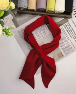 Rode gebreide kruissjaal voor dames, stijlvolle winterse nekwarmer en veelzijdige neppe kraag.