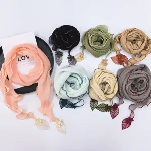 Dames Effen Geplooide Sjaal Elegante Lichtgewicht Nek Sjaal Met Blad Hanger Lange Mode Sjaal Voor Dagelijks Gebruik