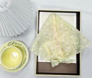 Bloemen chiffon driehoekige sjaal voor vrouwen, zoete zomer dunne decoratieve halsdoek foto