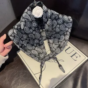 Zwart witte paisley patroon zijde driehoek sjaal, elegante vrouwen lichtgewicht halsdoek detail.