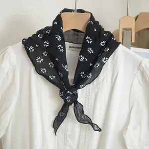 Zwarte bloemrijke driehoekige sjaal voor dames, lichte geplooide halsdoek voor zomer.