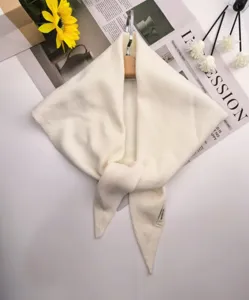 Gedetailleerd overzicht van crème gebreide driehoekige sjaal, zachte wolmix modieuze halsdoek.