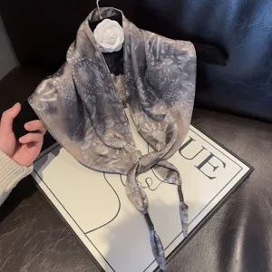 Gedetailleerd overzicht dames mode lichtgewicht zijde driehoek sjaal, lente zomer accessoire.