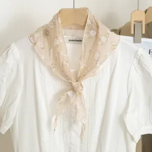 Bloemige driehoekige sjaal voor vrouwen, lichte chiffon halsdoek met schattig margrietmotief.
