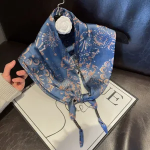 Elegante blauwe zijden driehoek sjaal voor dames, stijlvolle halsdoek voor lente en zomer.