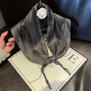 Zwart-wit geprint lichtgewicht driehoekssjaaltje, perfect voor lente en zomerse dagen.