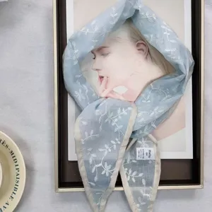 Lichtgewicht geborduurde sjaal met bloemen vintage ademende vierkante halsdoek dames