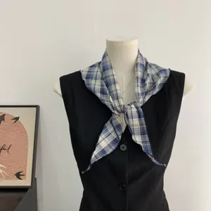 Λεπτομέρεια κοντινού πλάνου του μπλε και λευκού καρό βαμβακερού τριγωνικού μαντηλιού.