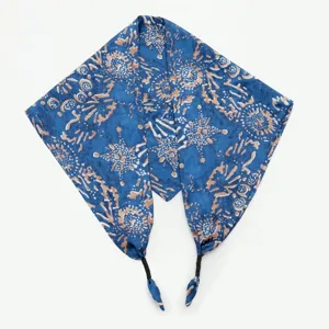 Stijlvolle blauwe bloemen driehoekige sjaal voor dames, lichte zomermode halsdoek voor dagelijks.