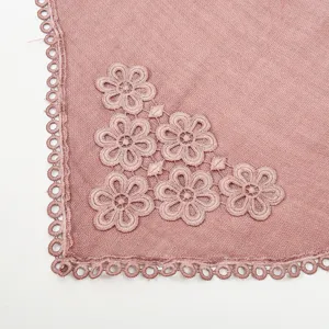 Close-up detailopname van een vintage katoenen linnen geborduurde sjaal met fijne kanten rand.