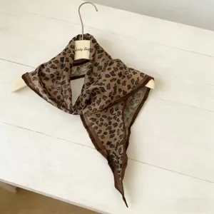 Luipaardprint sjaal detailweergave, lichte vintage ruitvormige sjaal voor dames.