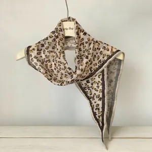 Vintage luipaardprint ruitjes sjaal voor vrouwen, lichtgewicht en modieus voor de lente.