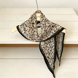 Retro luipaardprint ruitvormige sjaal voor dames, lichtgewicht lente- en zomermode-accessoire.