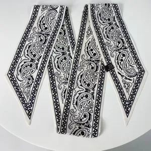 Klassieke zwart-witte paisleymotief twilly sjaal, ideaal voor handtashendel of hals.