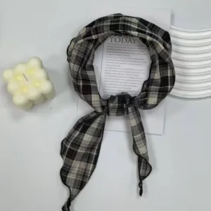 Κλασικό ασπρόμαυρο καρό τριγωνικό μαντήλι, σικ βαμβακερό φουλάρι για γυναίκες.