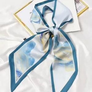 Elegante blauwe witte zijden sjaal met gouden lijnen, ideaal voor haar, nek of tas.