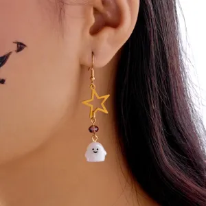 Detalle de pendiente de Halloween con estrella dorada y colgante de fantasma blanco