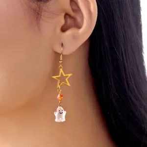Detalle de pendiente de Halloween con estrella dorada y un adorable colgante de fantasma