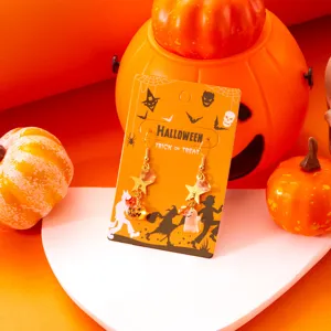 Detalle de pendientes festivos de Halloween con fantasmas, calabazas y estrellas doradas