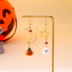 Detalle de pendientes de Halloween con fantasma calabaza y colgantes de luna estrella