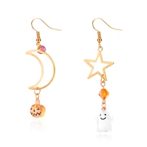 Pendientes de Halloween asimétricos con dijes de fantasma, calabaza, luna y estrella