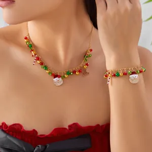 Vista detallada de un conjunto de joyas navideñas con cuentas de colores y dijes de Papá Noel