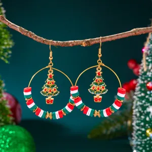 Detaillierte Makroansicht festlicher Weihnachtsbaum-Ohrringe mit bunten Fimo-Perlen in Gold