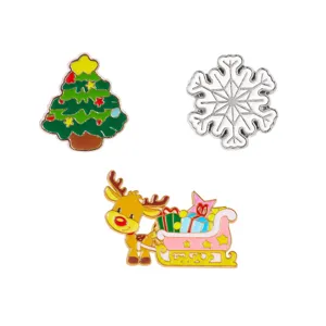 Dettaglio di spillette di Natale con albero, fiocco di neve e slitta con renna
