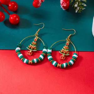 Detailansicht von festlichen Weihnachtsbaum-Hoop-Ohrringen mit bunten Fimo-Perlen