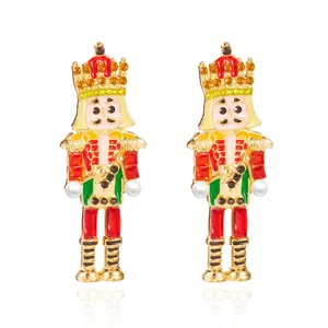 Detail festlicher Nussknacker-Ohrringe mit bunter Emaille und funkelnden Strasssteinen