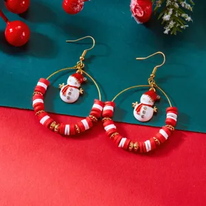 Detail von Weihnachts-Schneemann-Ohrringen mit roten und weißen Polymer-Ton-Perlen