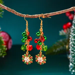 Detailansicht der Weihnachts-Quastenohrringe mit festlichen Glocken und Schneeflocken