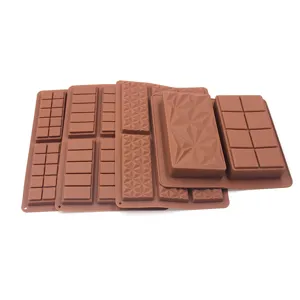 Detalle de molde de chocolate de silicona con varios patrones de rejilla y formas geométricas.