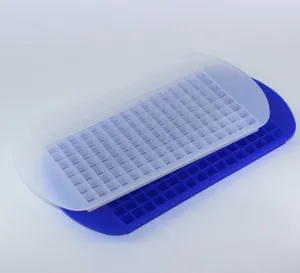 Vista dettagliata della vaschetta per ghiaccio in silicone da 160 scomparti con coperchio.