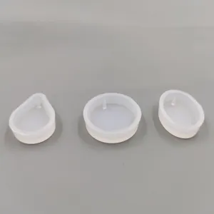 Dettaglio stampo in silicone con forme trasparenti a goccia, rotonda e ovale per resina.