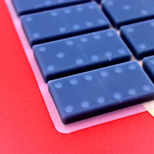 Gedetailleerde close-up van blauwe domino-siliconenmallen met stippen voor creatieve harsgietwerken.