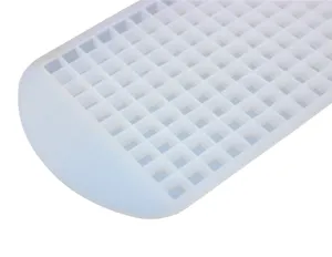 Vista dettagliata del contenitore per ghiaccio in silicone a 160 griglie, stampo piccolo.