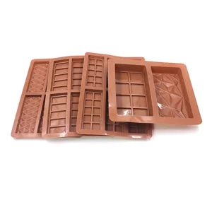 Detalle del molde de silicona para chocolate con varios patrones geométricos para hornear.