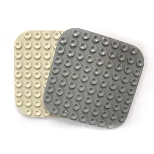 Tapis de léchage lent pour animaux en silicone, vue détaillée, ventouses carrées gris beige.