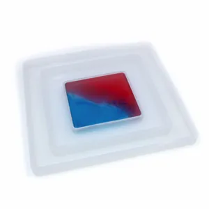 Nahaufnahme des quadratischen Silikon Epoxidharz Form Sets mit handgefertigtem Werkstück.