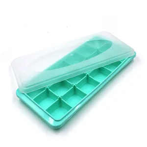 Bandeja de hielo de silicona con tapa vista detallada con 24 rejillas y cubierta transparente.