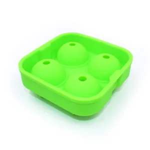 Nahaufnahme Detail der hellgruenen 4-Gefaess Silikon Kugel Eiswuerfelbehaelter Form Oberflaeche.