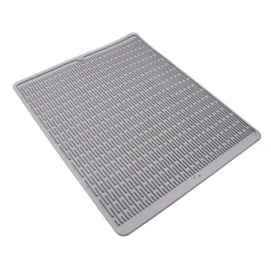 Vista dettagliata del tappetino scolapiatti in silicone grigio, tappetino flessibile da cucina.