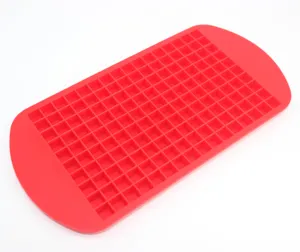 Dettaglio vaschetta per ghiaccio in silicone rosso con 160 piccole griglie quadrate flessibili