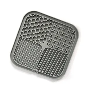 Gros plan sur le tapis d'alimentation lent en silicone gris avec quatre quadrants.