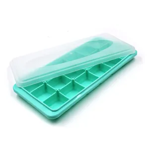 Bandeja de hielo de silicona con tapa, molde flexible para congelador, vista de detalle.