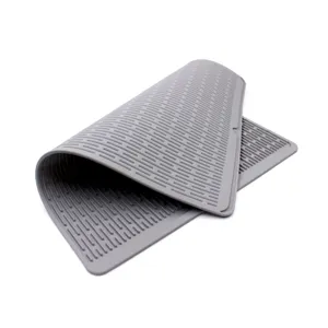 Tappetino scolapiatti in silicone grigio per cucina, supporto termoresistente e antiscivolo pratico.