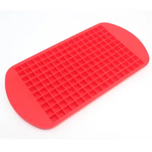 Primo piano del dettaglio del vassoio per cubetti di ghiaccio in silicone da 160 griglie.