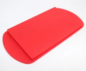 Vista dettagliata dello stampo per ghiaccio in silicone rosso, materiale flessibile per la cucina.
