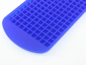 Vista di dettaglio del vassoio per cubetti di ghiaccio in silicone con 160 griglie.